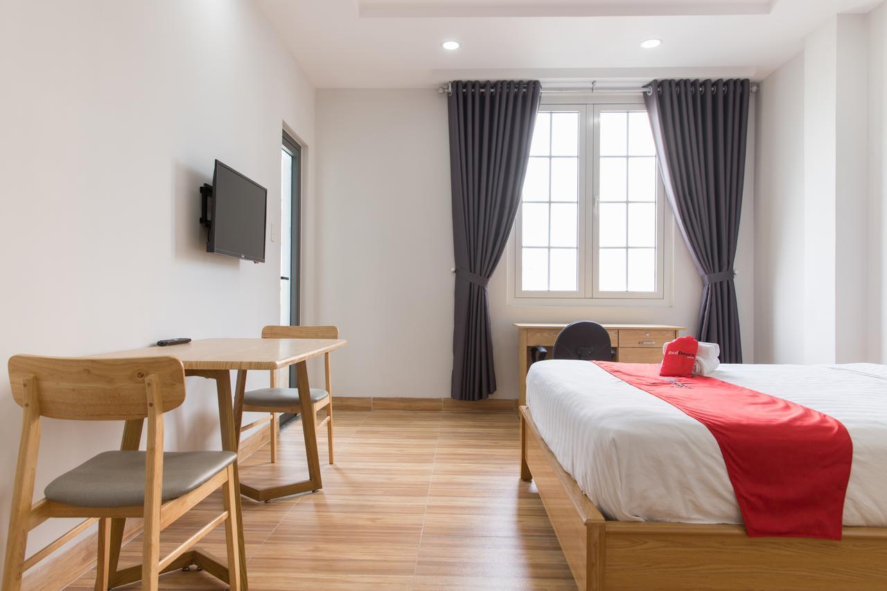 Готель Reddoorz Premium Near E-Town Хошимін Екстер'єр фото