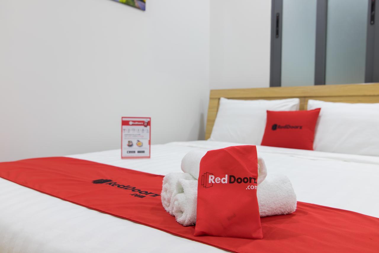 Готель Reddoorz Premium Near E-Town Хошимін Екстер'єр фото
