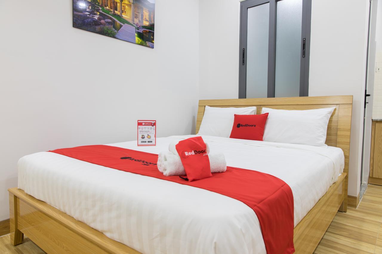 Готель Reddoorz Premium Near E-Town Хошимін Екстер'єр фото