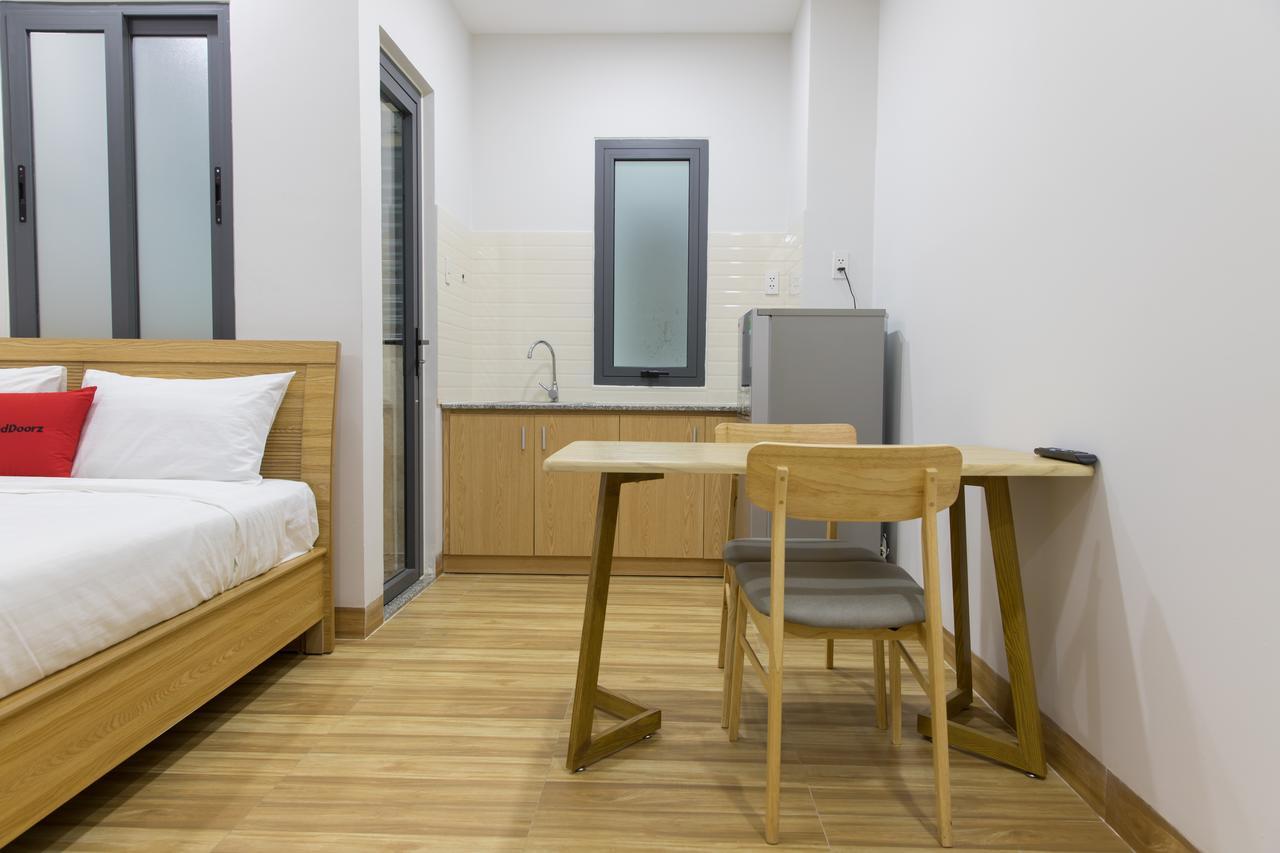 Готель Reddoorz Premium Near E-Town Хошимін Екстер'єр фото