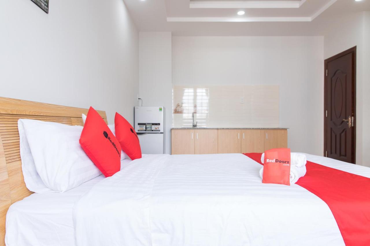 Готель Reddoorz Premium Near E-Town Хошимін Екстер'єр фото