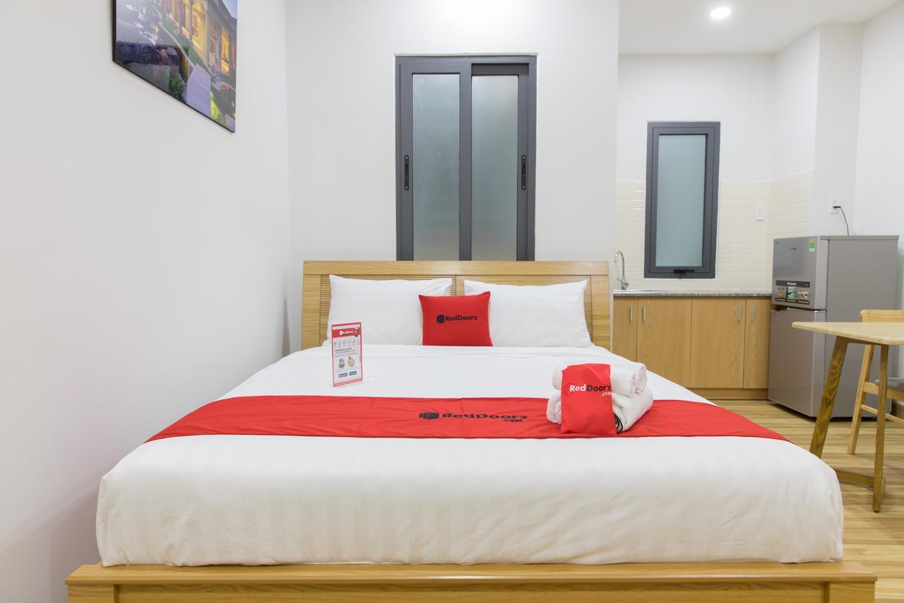 Готель Reddoorz Premium Near E-Town Хошимін Екстер'єр фото