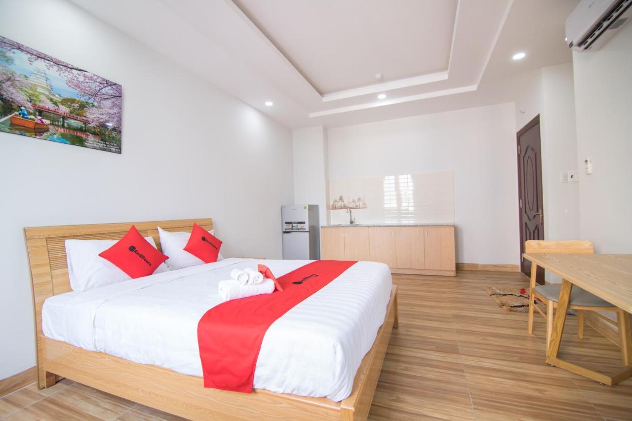 Готель Reddoorz Premium Near E-Town Хошимін Екстер'єр фото