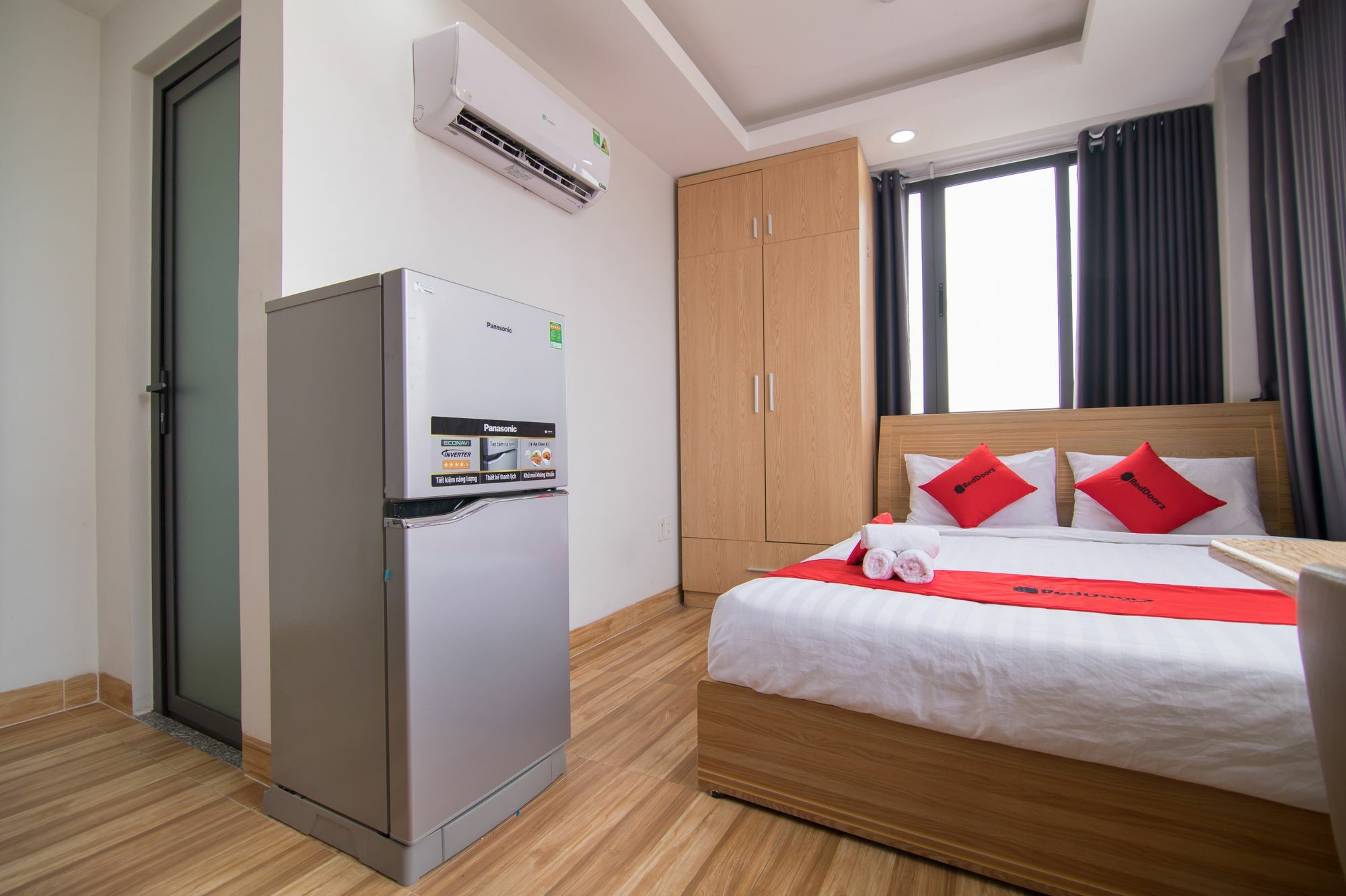Готель Reddoorz Premium Near E-Town Хошимін Екстер'єр фото