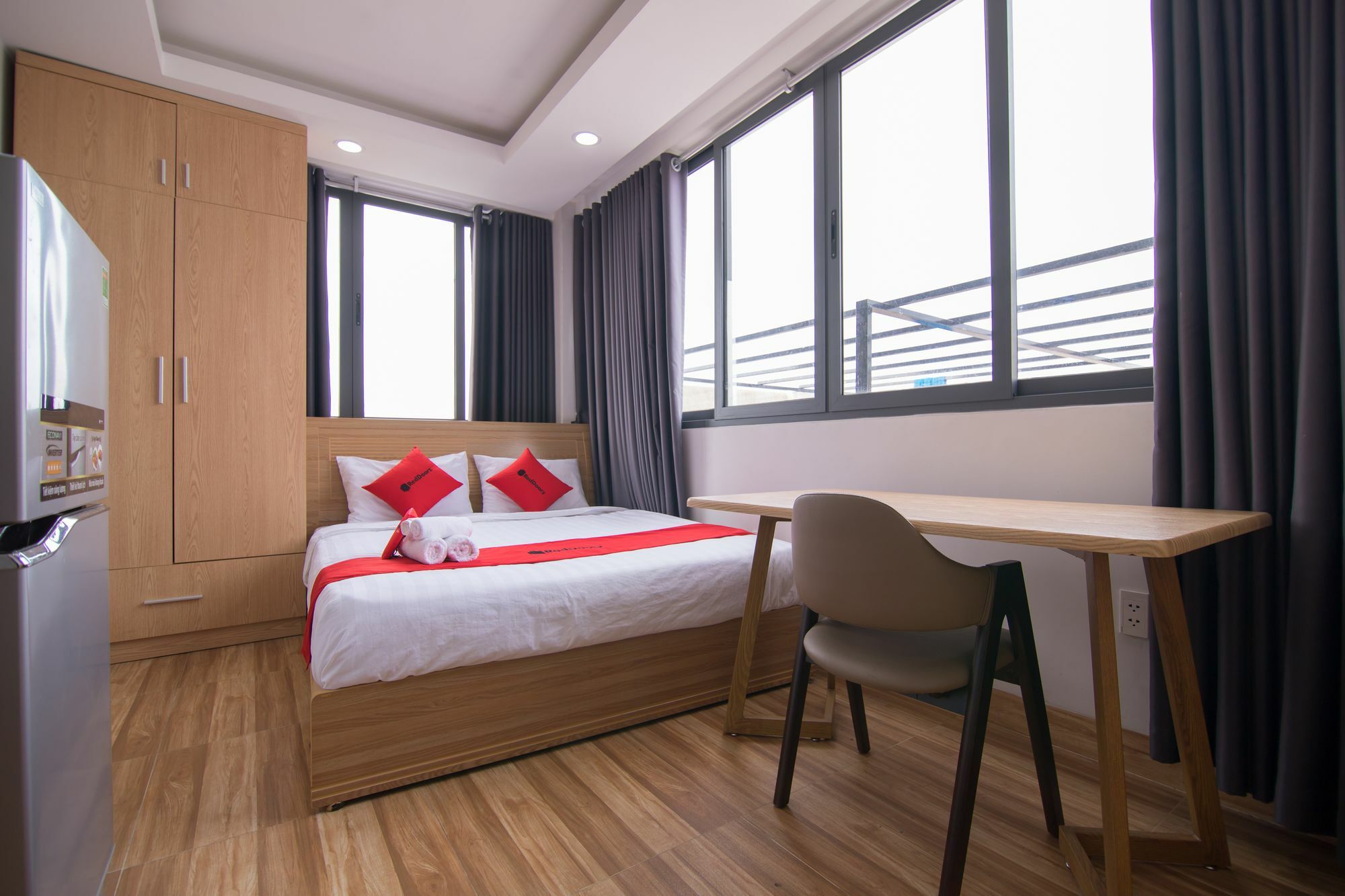 Готель Reddoorz Premium Near E-Town Хошимін Екстер'єр фото